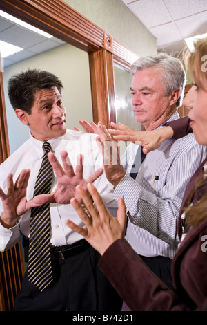 Drei multi-ethnischen Geschäftsleute Diskussion im Büro Korridor Stockfoto