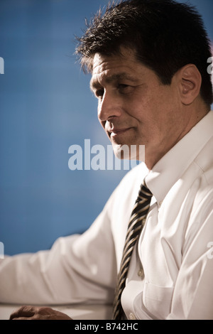 Porträt von zuversichtlich im mittleren Alter spanischer Unternehmer Stockfoto