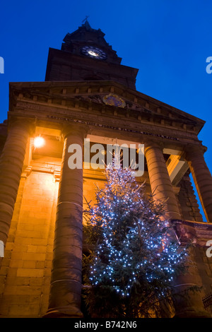 Das Rathaus von Berwick nach Tweed mit Flutlicht und mit einem Weihnachtsbaum vor dem Haupteingang Stockfoto