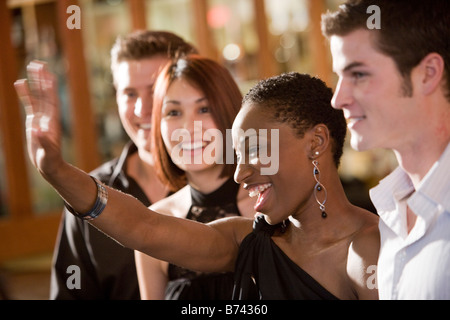 Junge Afroamerikanerin, die Geselligkeit mit Freunden Stockfoto