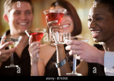 Junge Afroamerikanerin trinken und Geselligkeit mit Freunden Stockfoto