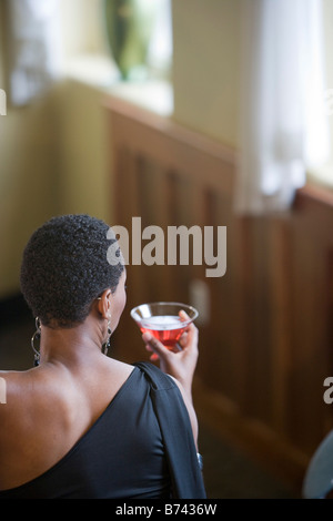 Rückansicht des jungen afro-amerikanische Frau mit cocktail Stockfoto