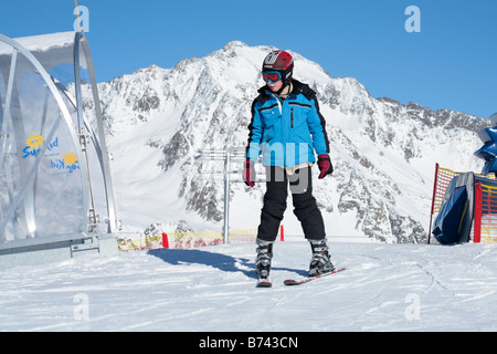 ein kleiner Junge, der erste Skikurs bei Bergstation Gamsgarten am Stubaier Gletscher in Tirol, Österreich Stockfoto