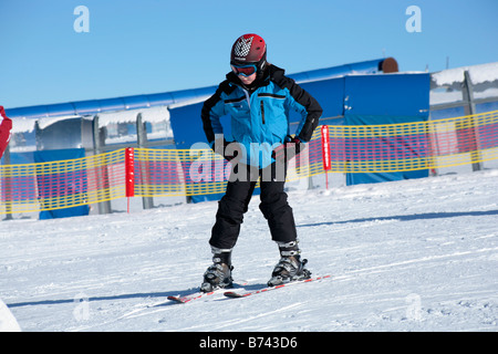 ein kleiner Junge, der erste Skikurs bei Bergstation Gamsgarten am Stubaier Gletscher in Tirol, Österreich Stockfoto