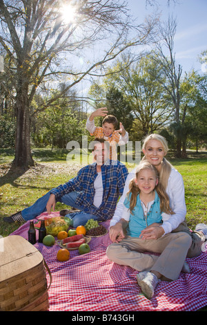 Familien genießen-Picknick im park Stockfoto