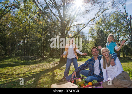 Familien genießen-Picknick im park Stockfoto