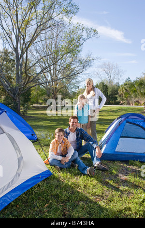 Familie camping mit Zelt im park Stockfoto