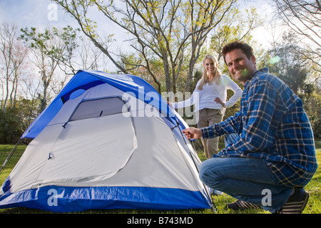 Porträt des Paares pitching Zelt im Park, niedrigen Winkel Ansicht Stockfoto