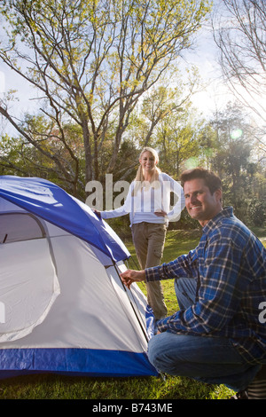 Porträt des Paares pitching Zelt im park Stockfoto