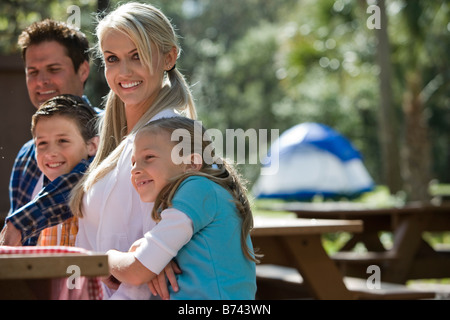 Mutter mit Familie auf camping-Ausflug an Picknick-Tisch Stockfoto