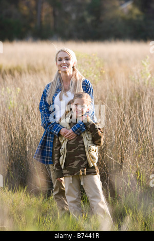 Mutter und Tochter stehen in Rasen in outdoor-Bekleidung Stockfoto
