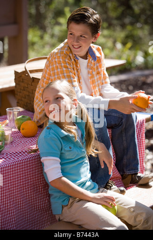 Kinder, die Spaß an Picknicktisch Stockfoto
