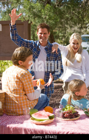 Familie, die Spaß am Picknicktisch Stockfoto