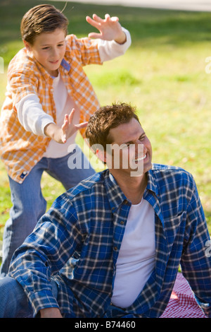 Vater und Sohn spielen im park Stockfoto