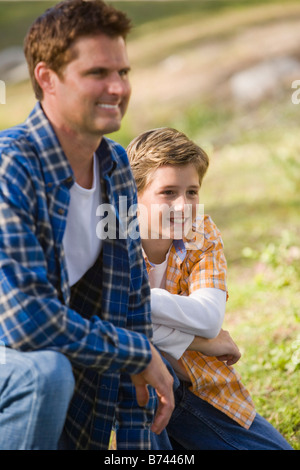 Kleiner Junge neben Vater im park Stockfoto