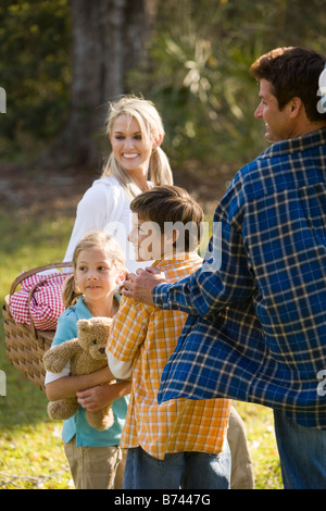 Junge glücklich Familie mit Picknick-Korb im park Stockfoto