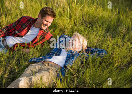 Paar auf dem Rasen, erhöhte Ansicht liegend Stockfoto