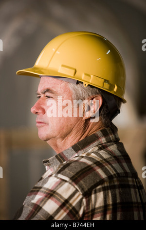 Seitenansicht des Senior Mann tragen Bau Schutzhelm Stockfoto