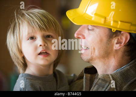 Porträt von Vater und Sohn tragen Schutzhelme Stockfoto