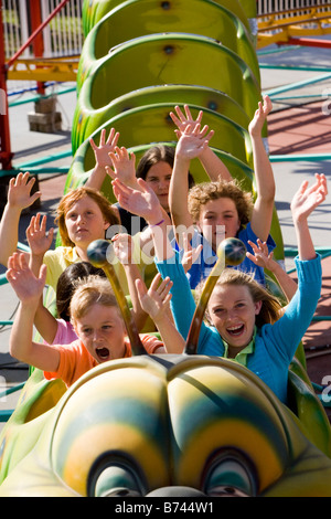 Kinder reiten eine Achterbahn im Freizeitpark Stockfoto