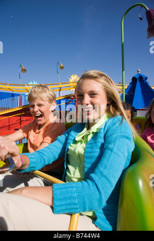 Kinder reiten eine Achterbahn im Freizeitpark Stockfoto