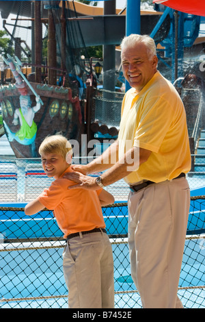 Vater und Sohn zusammen stehen im Wasserpark Stockfoto