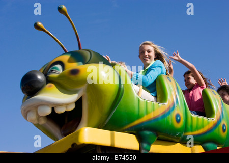 Kinder reiten eine Achterbahn im Freizeitpark Stockfoto