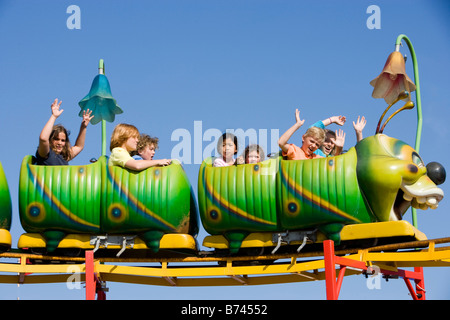 Kinder reiten eine Achterbahn im Freizeitpark Stockfoto