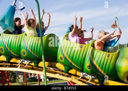 Kinder reiten eine Achterbahn im Freizeitpark Stockfoto