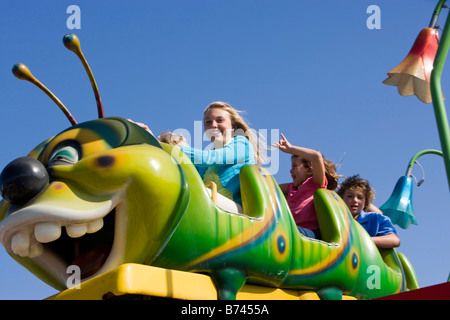 Kinder reiten eine Achterbahn im Freizeitpark Stockfoto