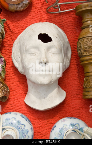Antiquitäten, dargestellt auf einem Flohmarkt in der Altstadt von Brüssel, Belgien Stockfoto