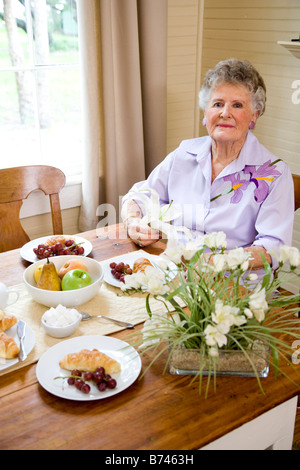 Porträt von senior Frau sitzt vom Frühstückstisch im Haus Stockfoto