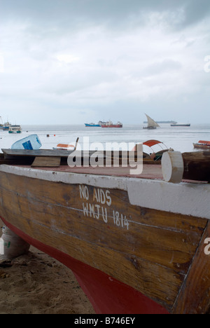 Ein hölzernes Boot namens 'kein Aids" (WMJU 1814) außerhalb von Stone Town, die Insel Sansibar, Tansania, Afrika Stockfoto