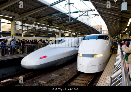 Ein 300 und 700 Serie Shinkansen-Zug am Bahnhof Tokio. Stockfoto