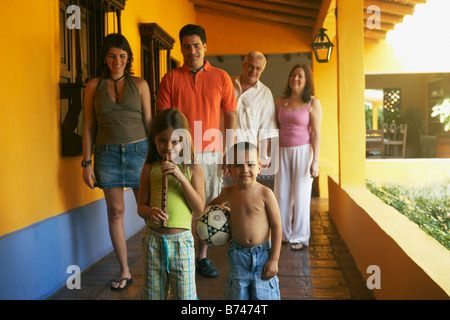 Multi-Generations Familie stehen auf Veranda Stockfoto