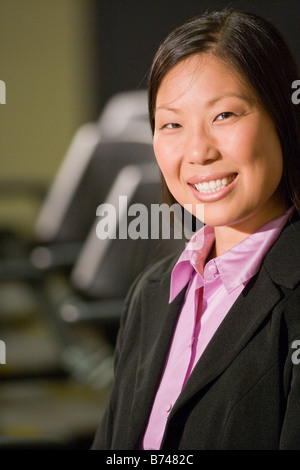 Junge asiatische Geschäftsfrau lächelnd, Nahaufnahme Stockfoto