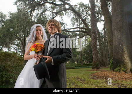 Glückliche junge Braut und Bräutigam am Hochzeitstag draußen Stockfoto