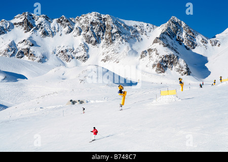 Skifahren in der Nähe der Bergstation Gamsgarten am Stubaier Gletscher in Tirol, Österreich Stockfoto