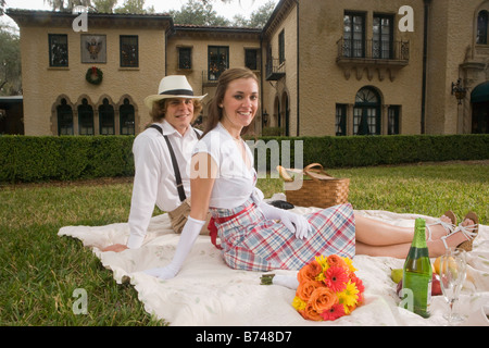Modisch junge Paar auf ein Picknick Stockfoto