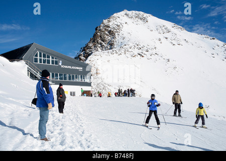 Wintersport bei Bergstation Schaufeljoch auf Stubaier Gletscher in Tirol, Österreich Stockfoto