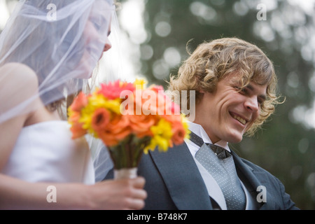 Glückliche junge Braut und Bräutigam am Hochzeitstag vor Lachen Stockfoto