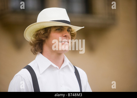 Nahaufnahme der junge Mann in Hut und Strapse im freien Stockfoto