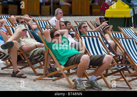 Australier beobachten Test-Cricket auf einem großen Bildschirm in Melbourne Federation Square Stockfoto