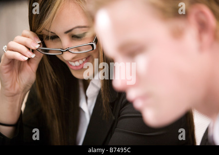 Zwei junge multi-ethnischen Unternehmen Menschen konzentrieren sich auf Frau Stockfoto