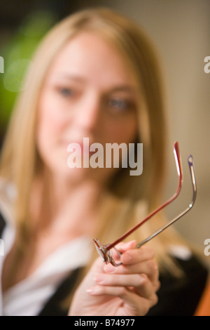 Nahaufnahme der jungen blonden Frau, Fokus auf Brillen Stockfoto