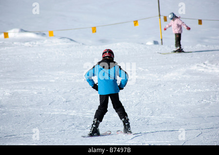 ein kleiner Junge, der erste Skikurs bei Bergstation Gamsgarten am Stubaier Gletscher in Tirol, Österreich Stockfoto