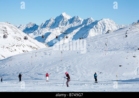 Schlepplift in der Nähe der Bergstation Gamsgarten am Stubaier Gletscher in Tirol, Österreich Stockfoto