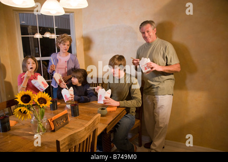 Familie chinesisches takeout Essen gemeinsam im Speisesaal essen Stockfoto