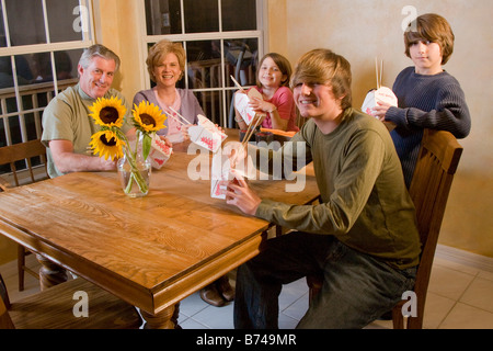 Porträt der Familie Chinese takeout gemeinsam im Speisesaal essen Stockfoto