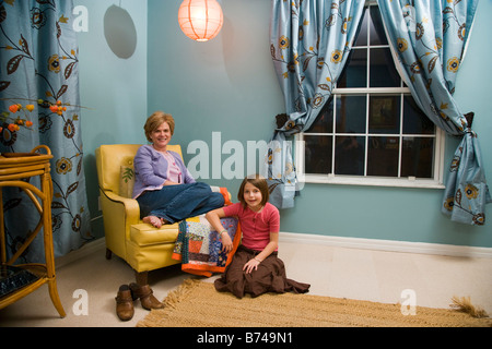 Mutter und Tochter sitzen zusammen im Wohnzimmer Stockfoto